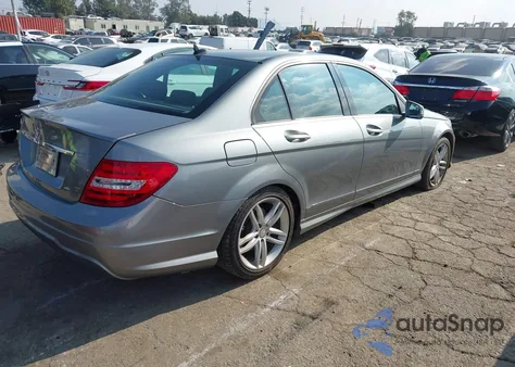 2013 Mercedes-Benz C 250 Sport z USA, uszkodzony, nr VIN WDDGF4HB2DA873927